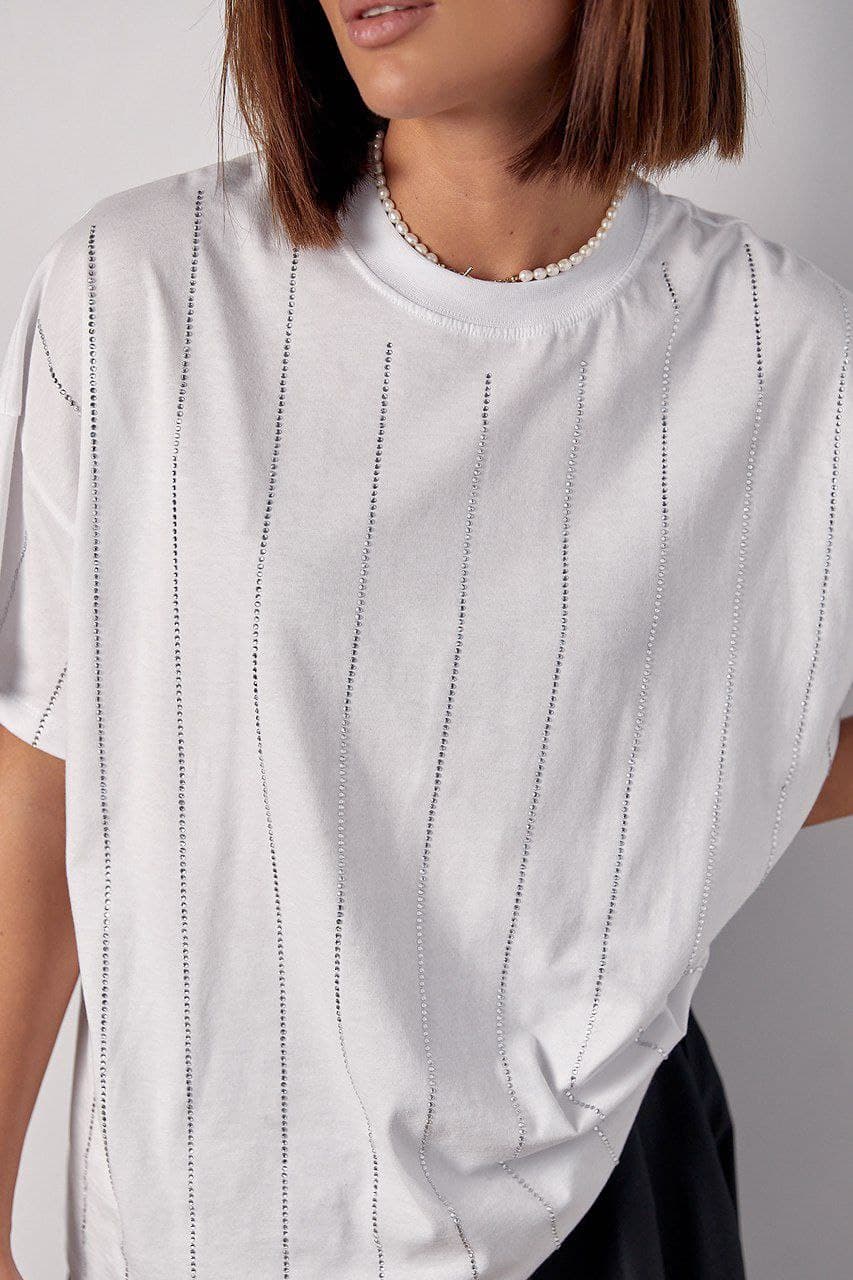 Жіноча футболка прикрашена термостразами